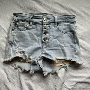 NWOT American Eagle Light Wash Button Up Jean Shorts With Floral Pockets